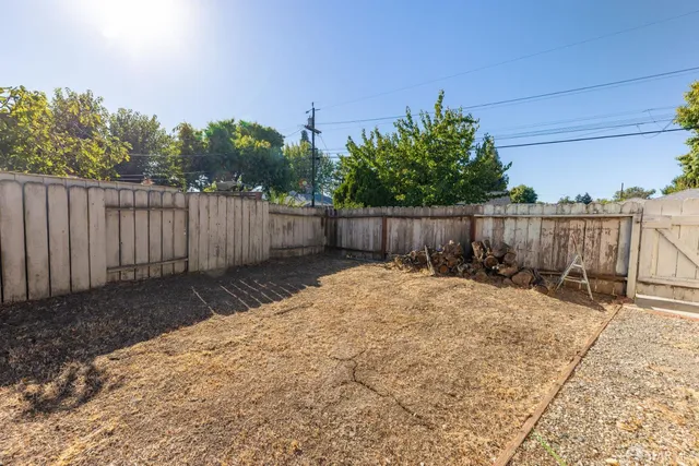 a view of a backyard