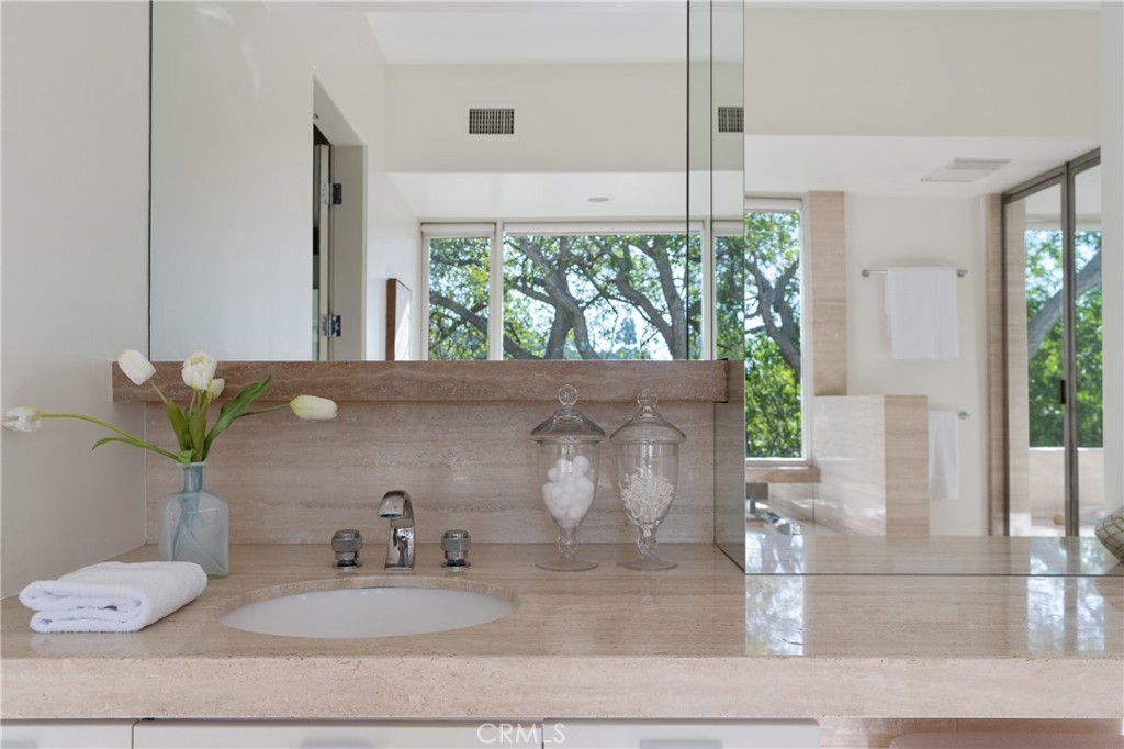 1436 Summitridge Drive Beverly Hills, CA 90210 - Photo 14 of 28 a room with a potted plant