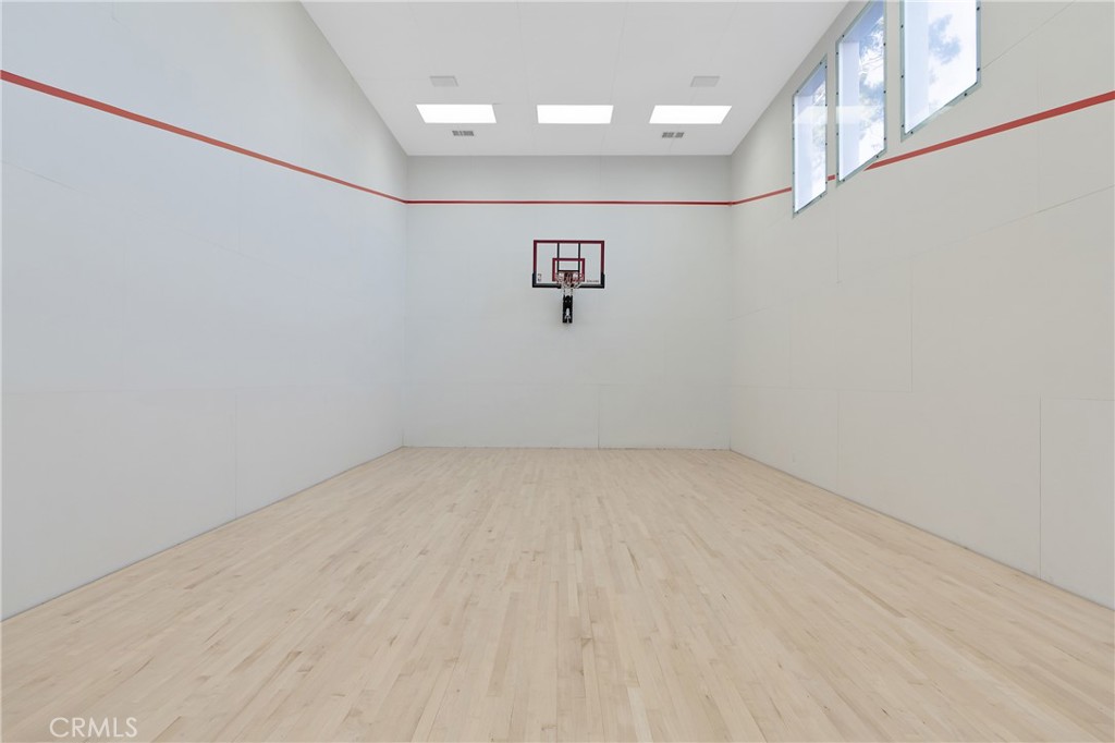 1436 Summitridge Drive Beverly Hills, CA 90210 - Photo 25 of 28 a view of a hallway