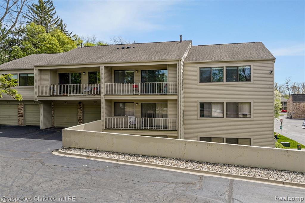 3805 Lone Pine Road, Unit 300 West Bloomfield, MI 48323 - Photo 2 of 26
