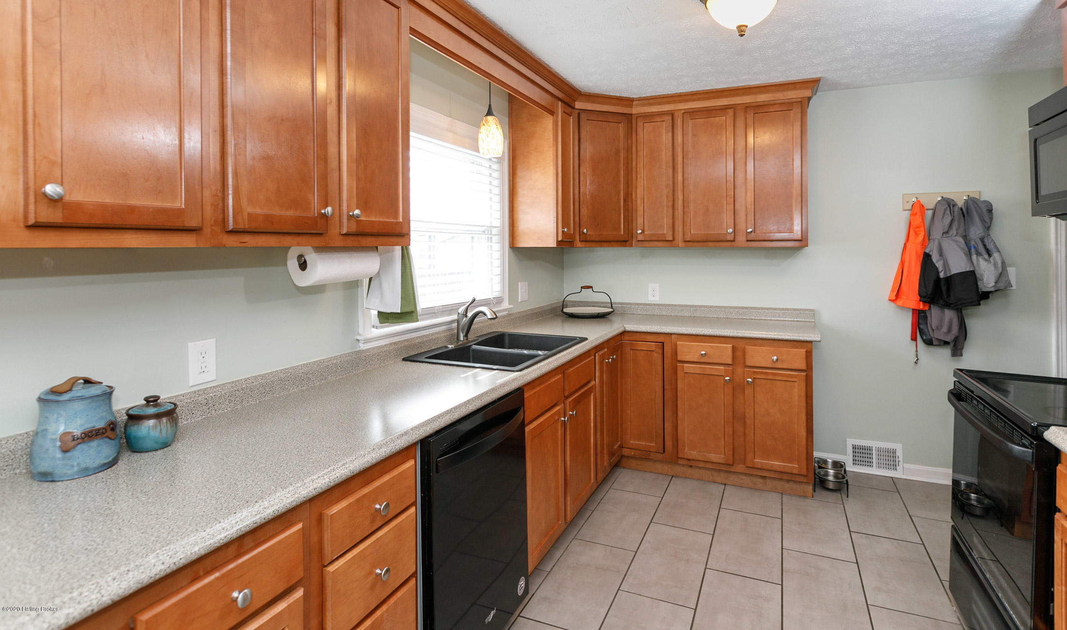 7710 Bluebonnet Road Louisville, KY 40258 - Photo 10 of 38 012
