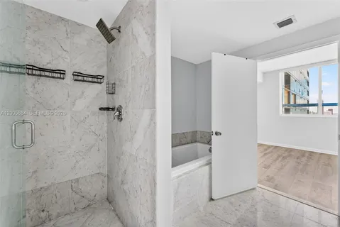 $800,000 | 244 Biscayne Boulevard, Unit 3702, Miami, FL 33132