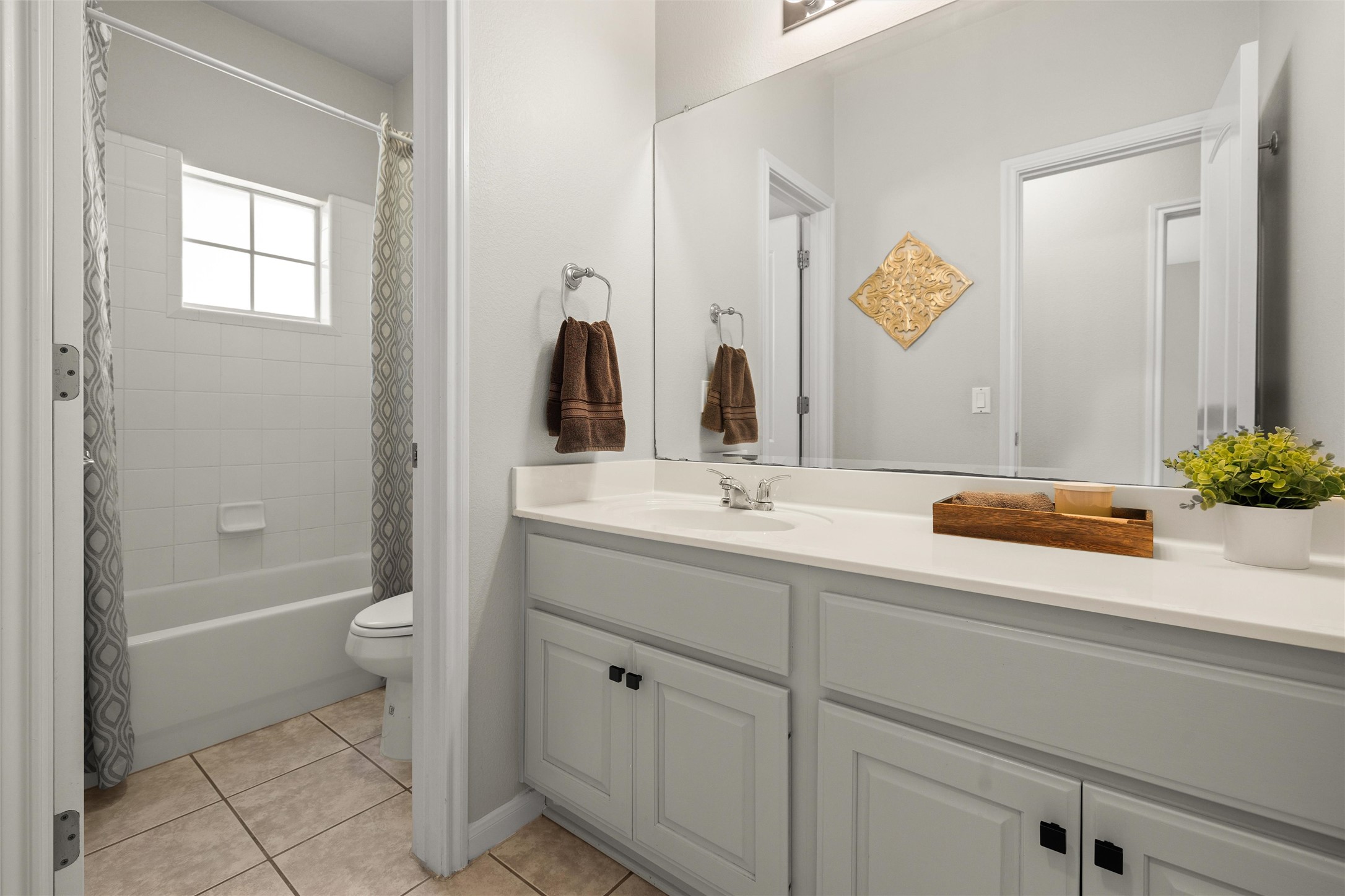 100 Stratton Court Austin, TX 78737 - Photo 24 of 38 Full bath is located in the same hall and shared by the secondary bedrooms.