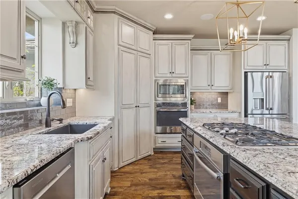 $1,200,000 | 11604 164th Place, Overland Park, KS 66221