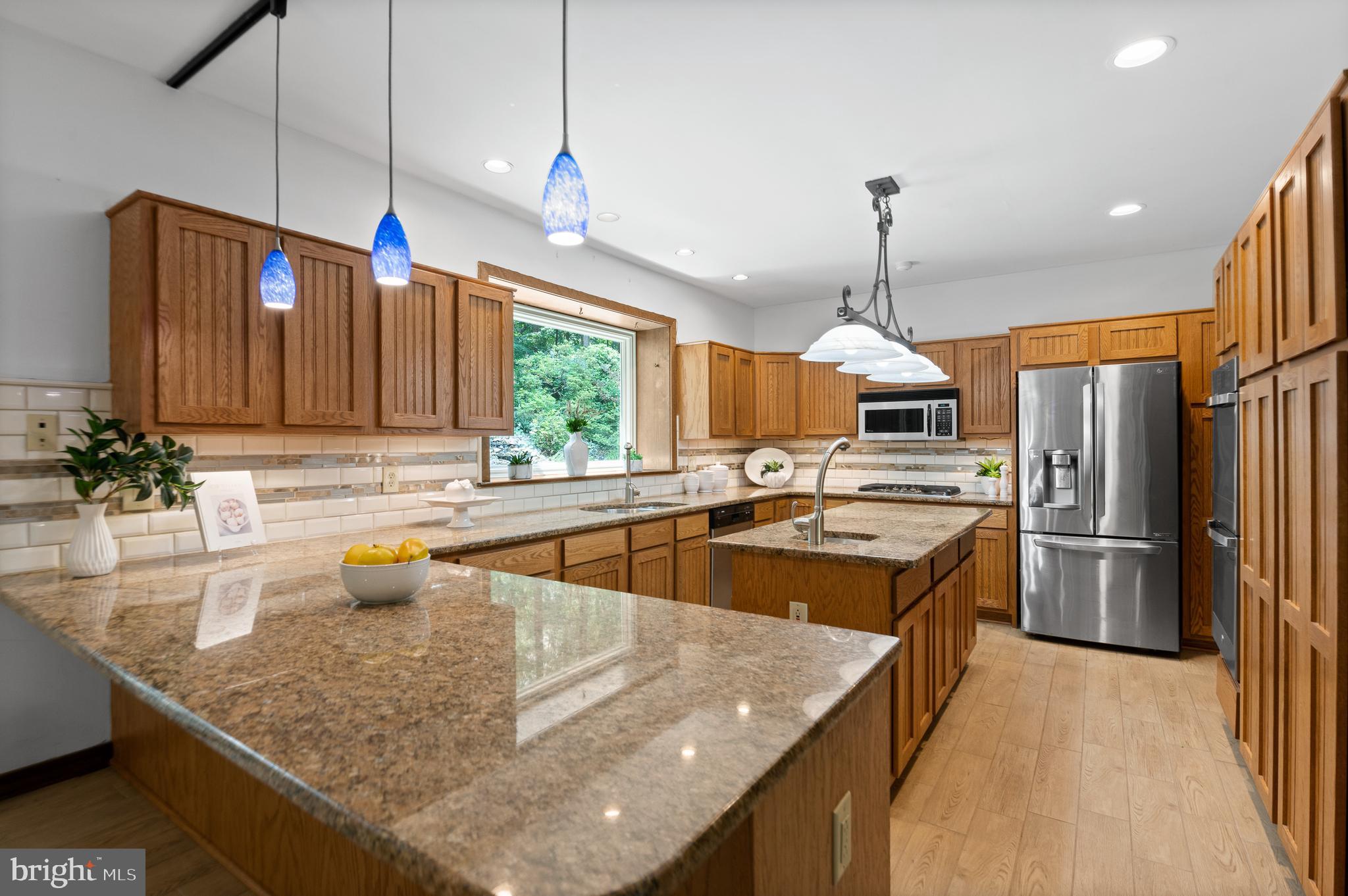 650 Strafford Circle Wayne, PA 19087 - Photo 10 of 45 Gas cooking and double ovens