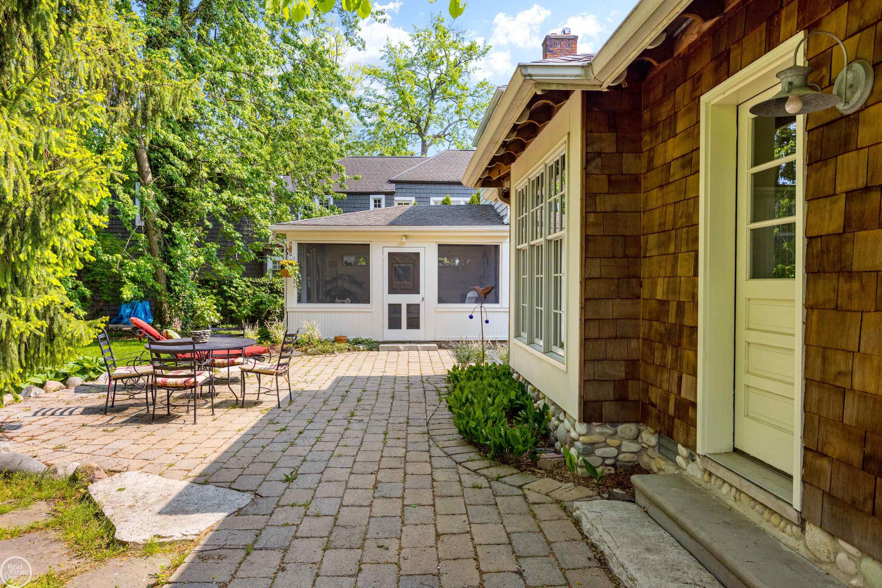 492 Rivard Boulevard Grosse Pointe, MI 48230 - Photo 53 of 81 50110851-52.JPG