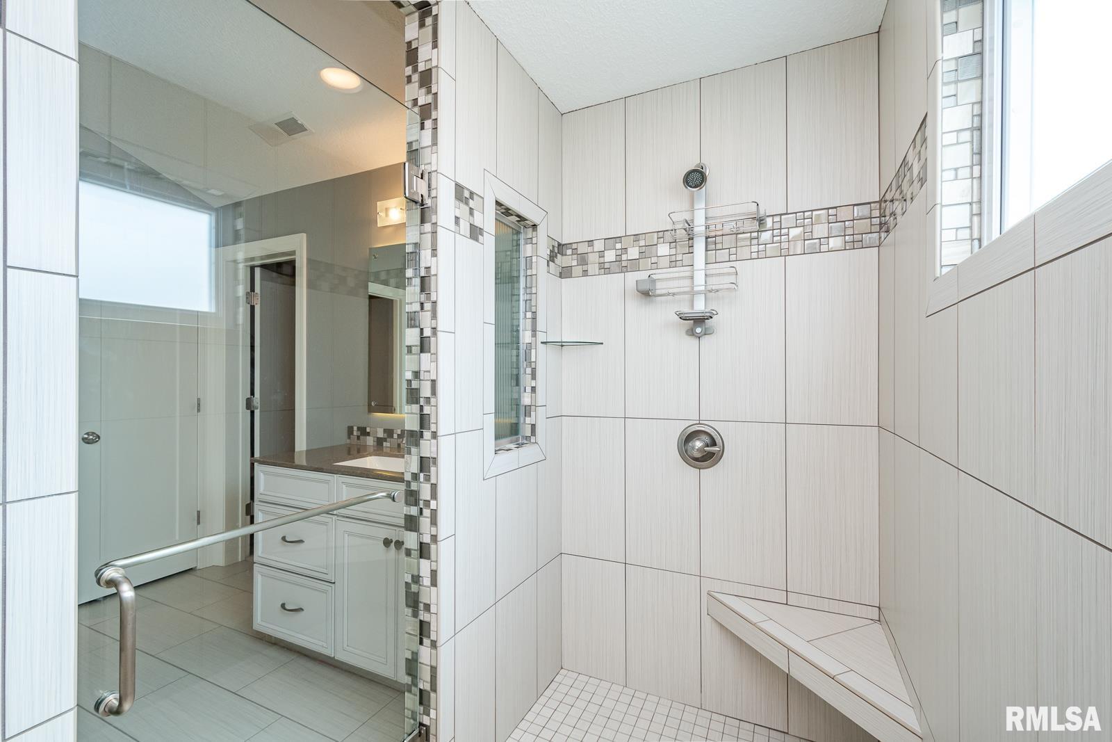 5628 Emily Road Bettendorf, IA 52722 - Photo 21 of 41 Gallery Image 21