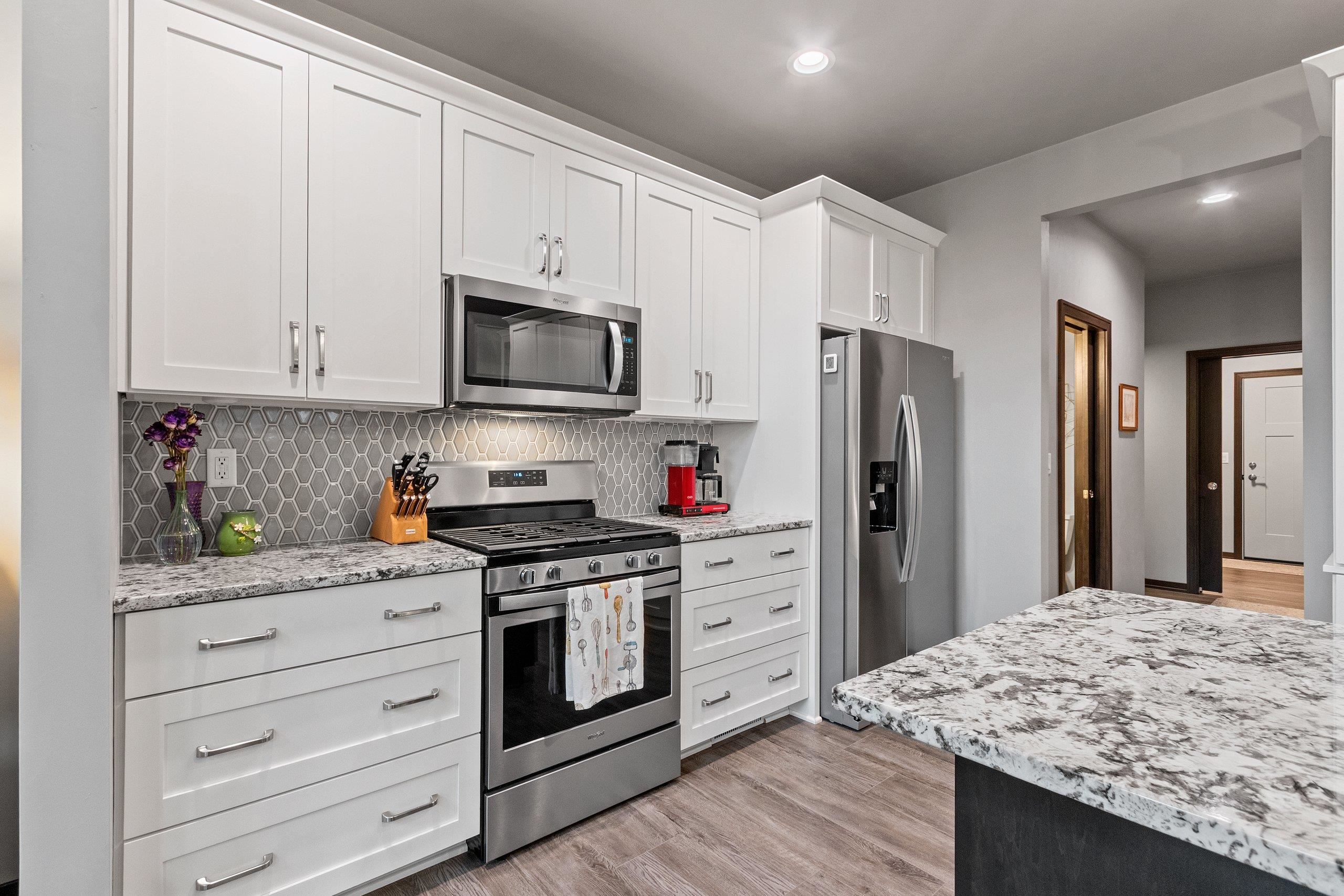 664 Olive Tree Drive Green Bay, WI 54313 - Photo 8 of 37