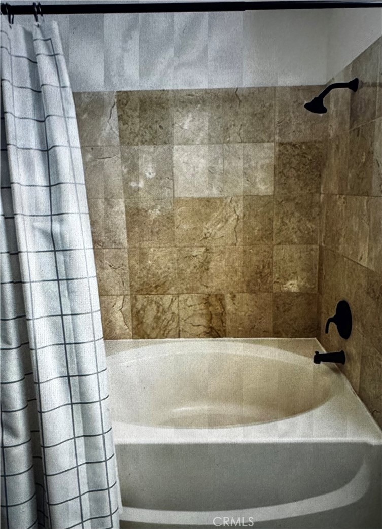 488 East Ocean Boulevard, Unit 418 Long Beach, CA 90802 - Photo 13 of 29 a bathroom with a bathtub