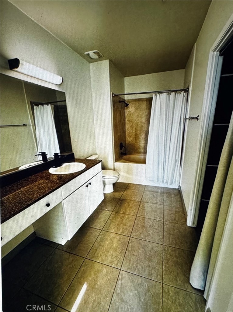 488 East Ocean Boulevard, Unit 418 Long Beach, CA 90802 - Photo 17 of 29 a bathroom with a bathtub and a shower