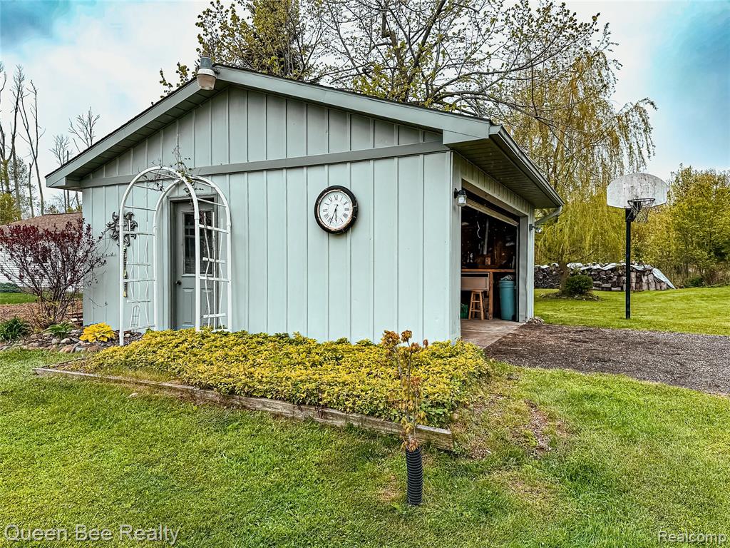 2109 South Lake Shore Road Harbor Beach, MI 48441 - Photo 4 of 19