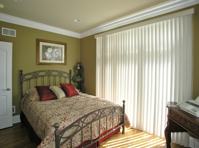611 Greendale Road Glenview, IL 60025 - Photo 12 of 25 a bedroom with a bed and wooden floor