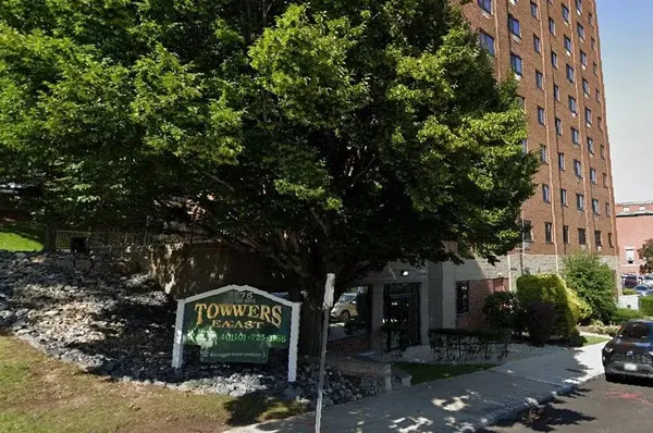 a sign that is sitting in front of a building