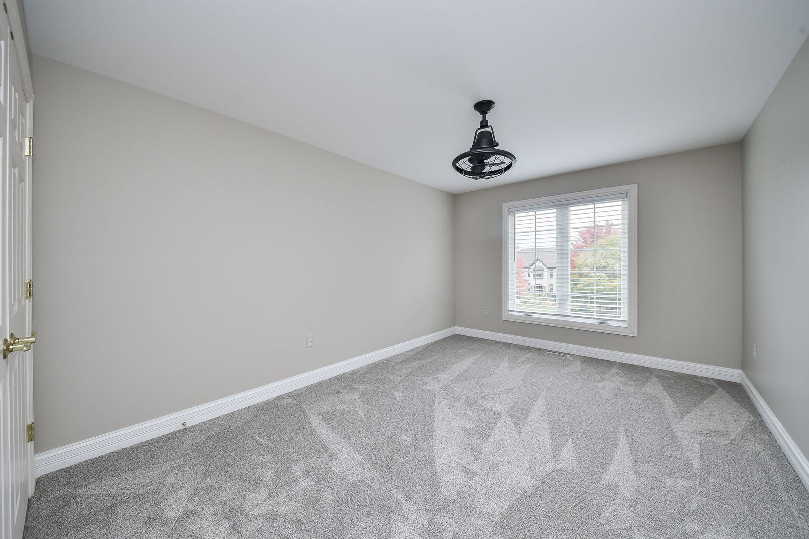 325 Delnor Glen Drive, Unit 325 St. Charles, IL 60174 - Photo 15 of 19 an empty room with windows and cabinet