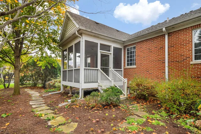 $5,950 | 325 Delnor Glen Drive, Unit 325, St. Charles, IL 60174