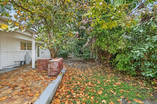 a view of a house with backyard
