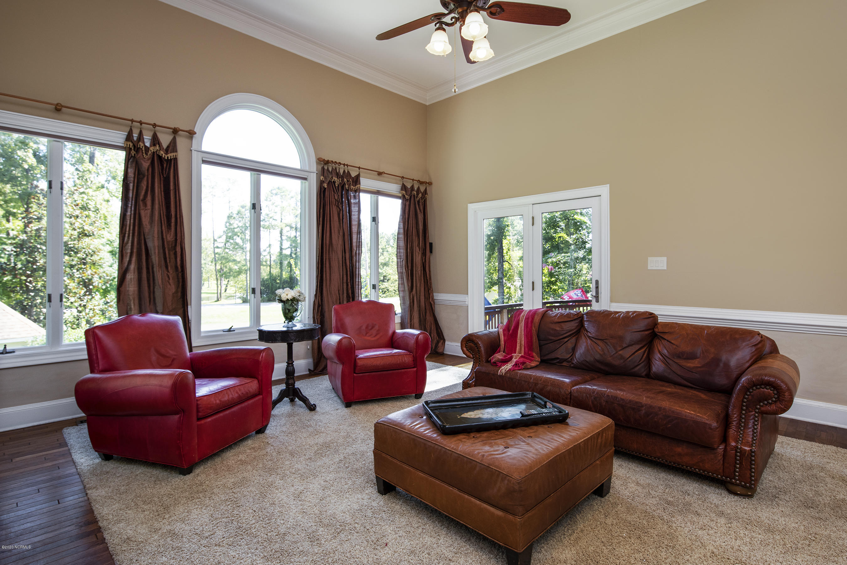 202 Castle Ridge Road New Bern, NC 28562 - Photo 13 of 72 Living Room with 13ft ceilings