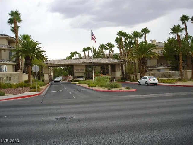 $1,700 | 7139 South Durango Drive, Unit 305, Las Vegas, NV 89113