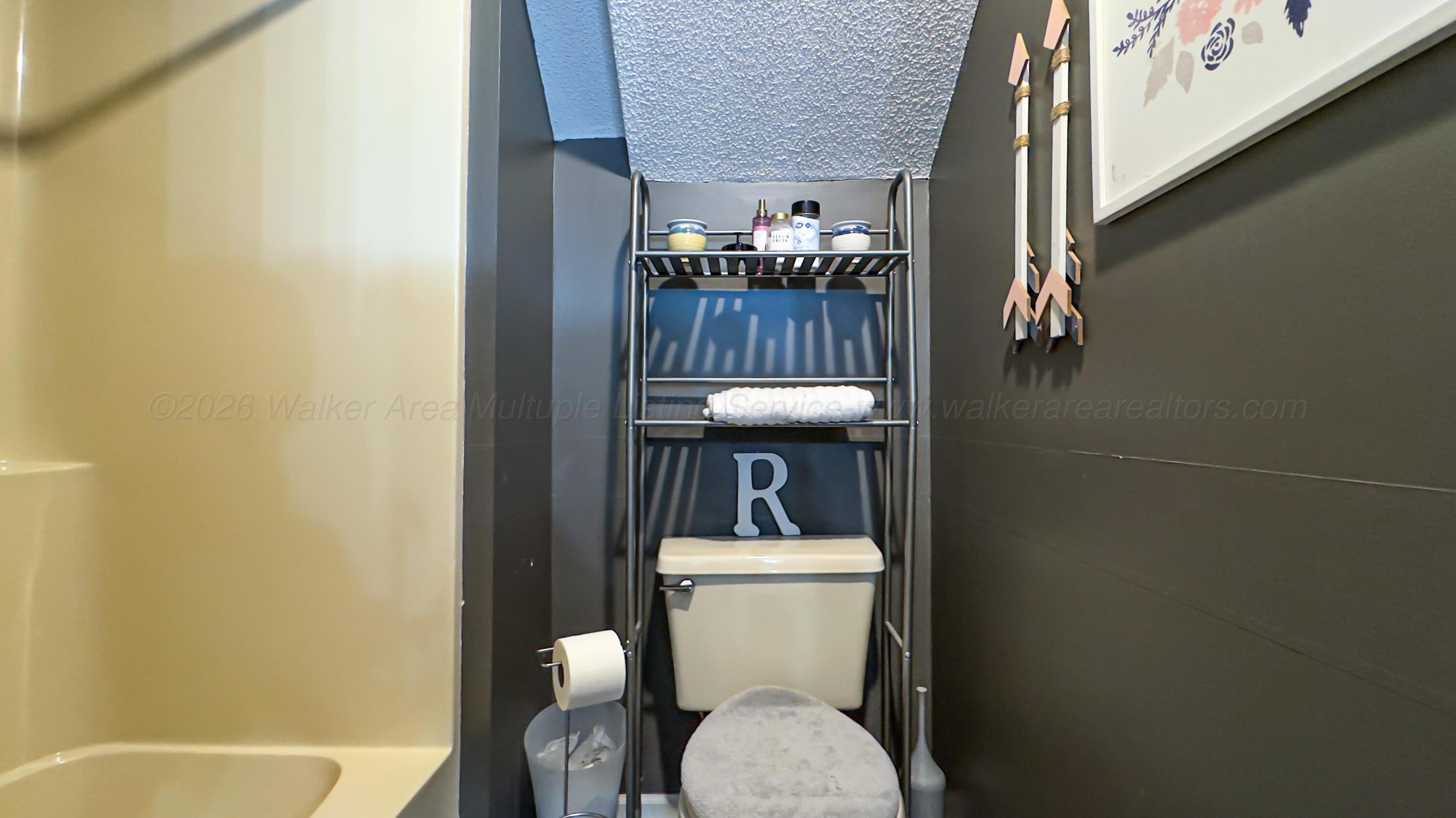 457 Holly Street Winfield, AL 35594 - Photo 30 of 50 Upstairs bathroom