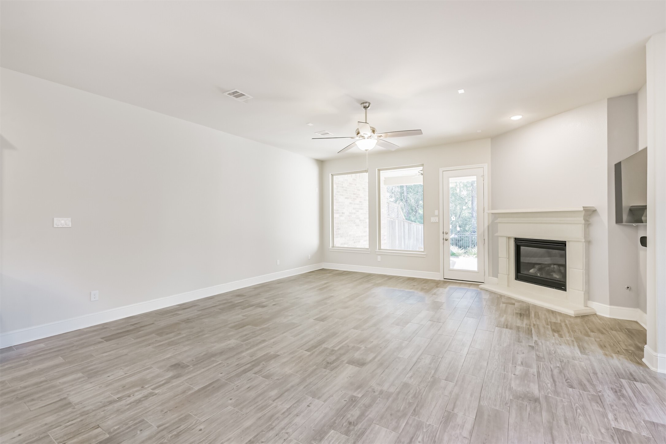 210 Liatris Court Conroe, TX 77304 - Photo 6 of 45