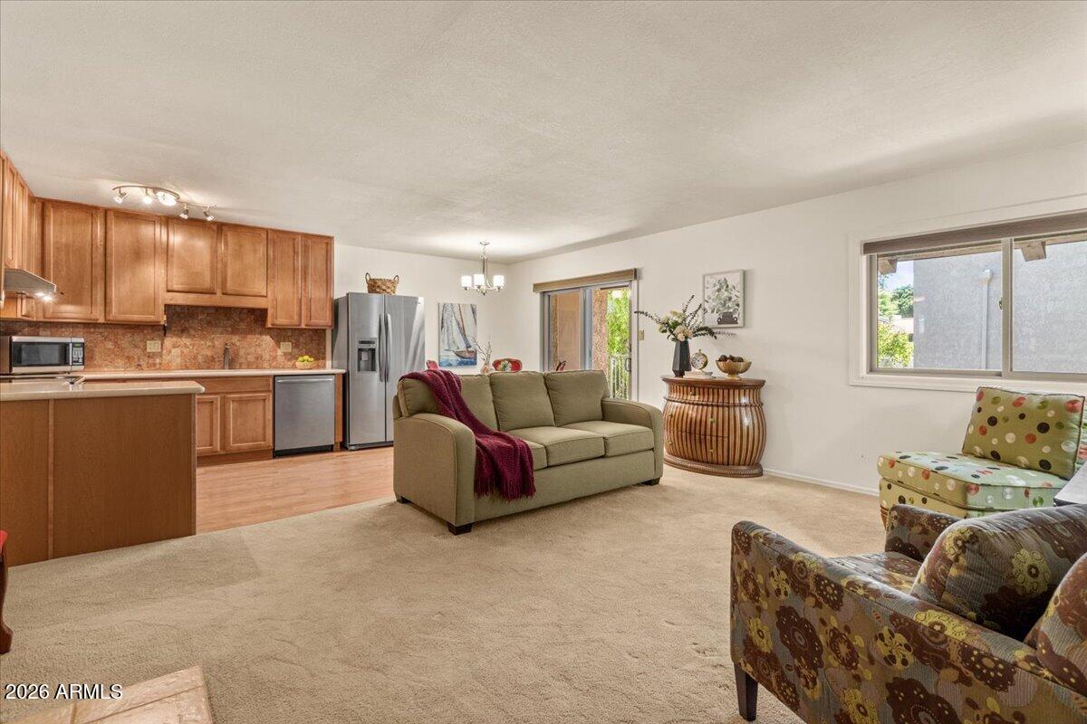 5525 East Thomas Road, Unit O12 Phoenix, AZ 85018 - Photo 3 of 27 a living room with furniture and a kitchen view