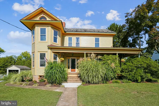 $975,000 | 45 East Broad Way, Lovettsville, VA 20180