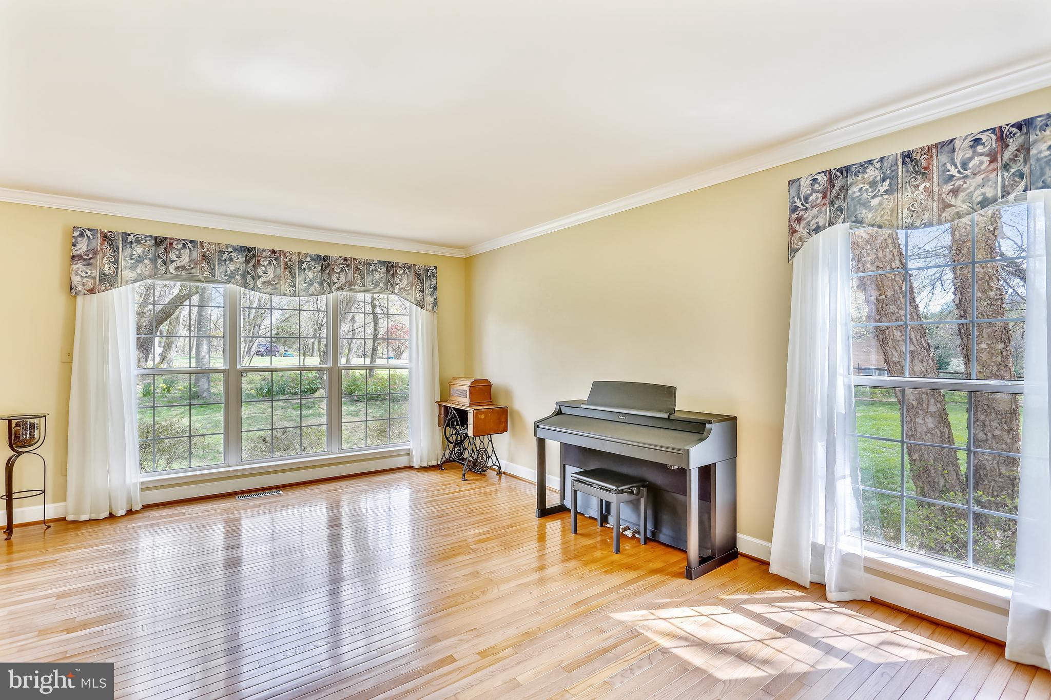 20931 Sunnyacres Road Gaithersburg, MD 20882 - Photo 14 of 83 Formal living room