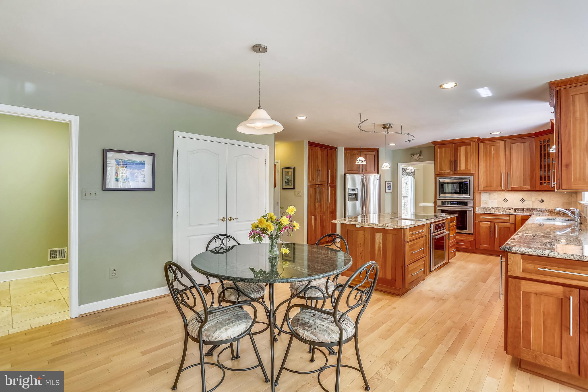 20931 Sunnyacres Road Gaithersburg, MD 20882 - Photo 21 of 83 Breakfast area is open to kitchen and foyer