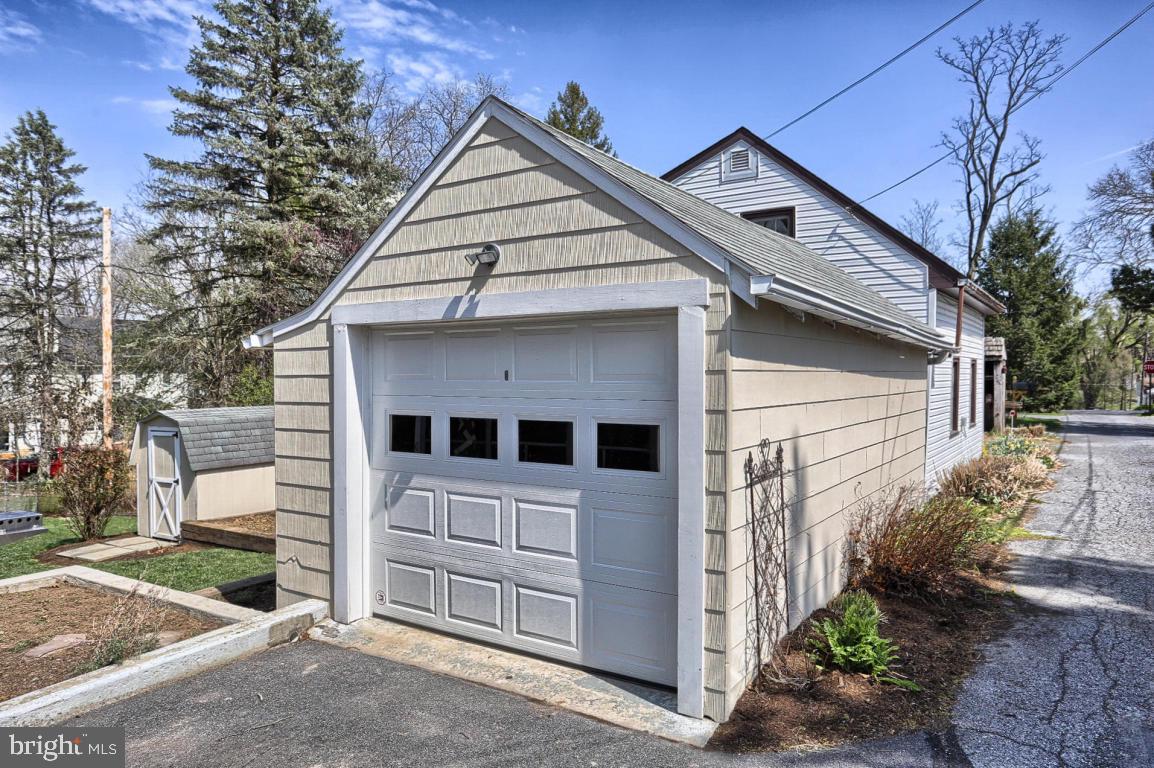 208 Leaman Street Lititz, PA 17543 - Photo 9 of 33 Gallery Image 9