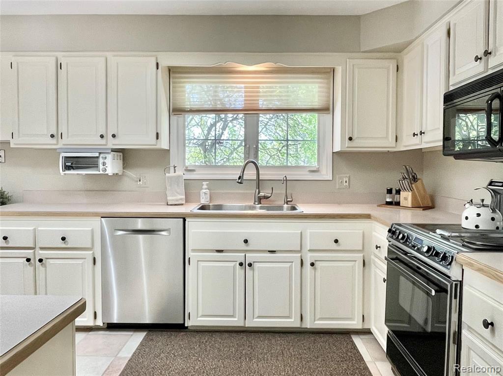 5246 Aintree Road Rochester, MI 48306 - Photo 8 of 60