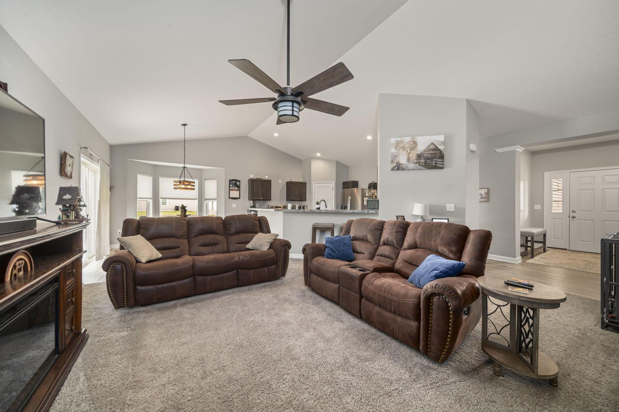 26927 Gay-Dreisbach Road Circleville, OH 43113 - Photo 14 of 48 LIVINGROOM