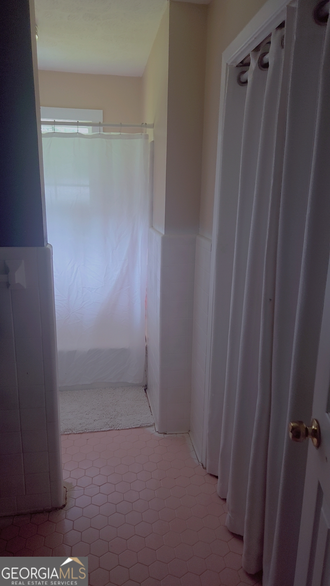 8468 Branchville Road Camilla, GA 31730 - Photo 12 of 22 a bathroom with a glass shower door