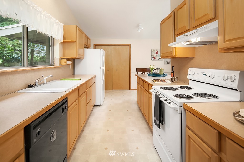 7019 179th Street Southwest Edmonds, WA 98026 - Photo 5 of 16 Gallery Image 5