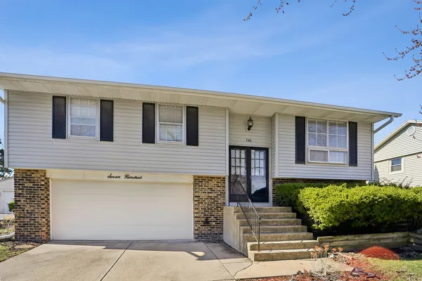 $319,000 | 700 Hayward Avenue, Streamwood, IL 60107