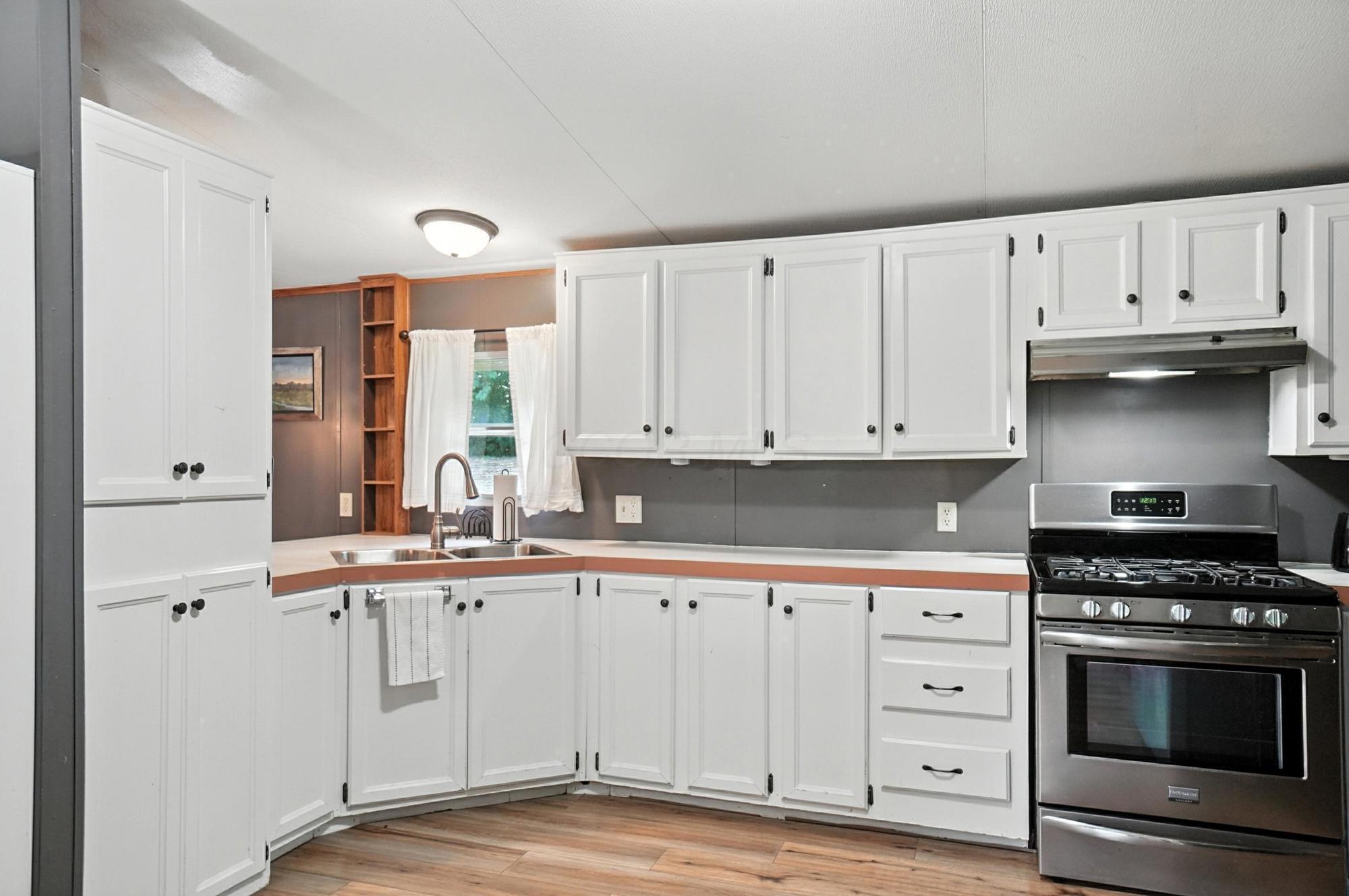 1891 Lake Road Northeast Lancaster, OH 43130 - Photo 10 of 52 Kitchen - 1891 Lake Road NE, Lancaster, OH 43130