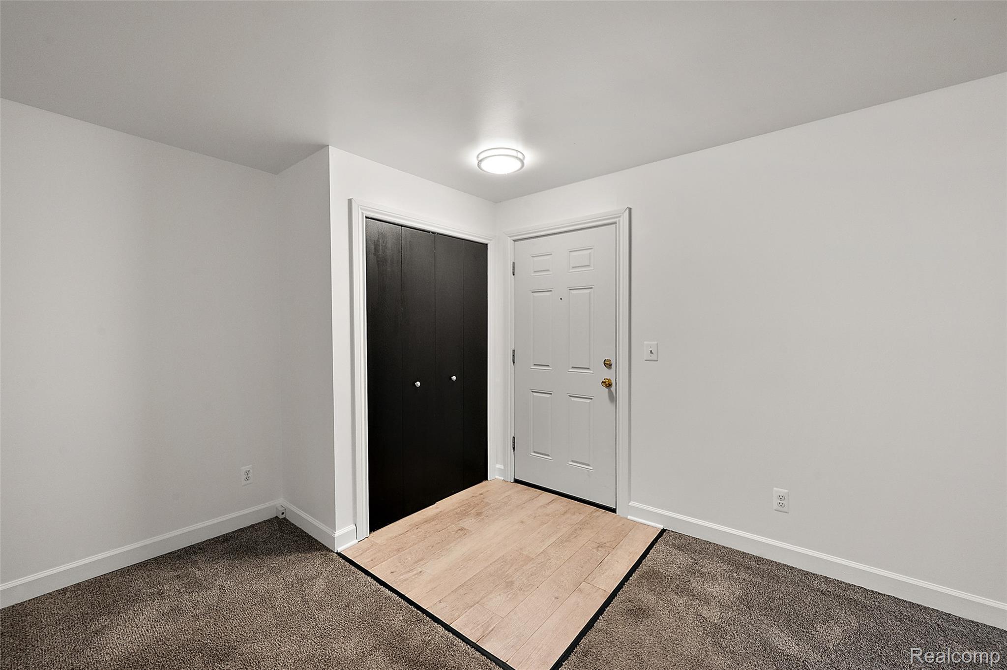 384 West Drahner Road, Unit C12 Oxford, MI 48371 - Photo 5 of 26 Coat Closet