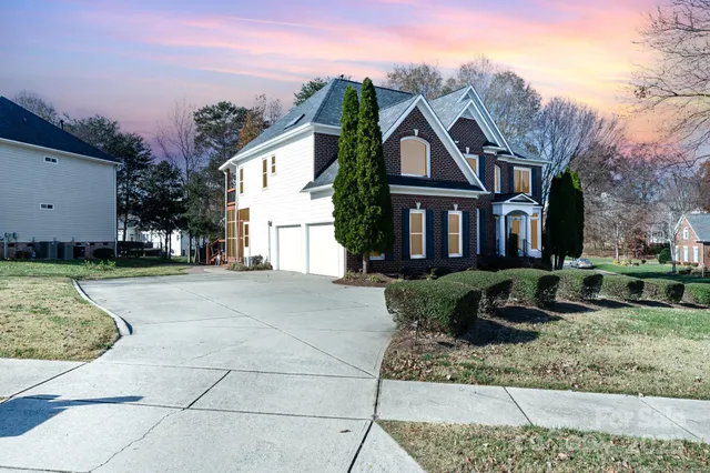 $795,000 | 10927 Parkleigh Drive, Charlotte, NC 28262