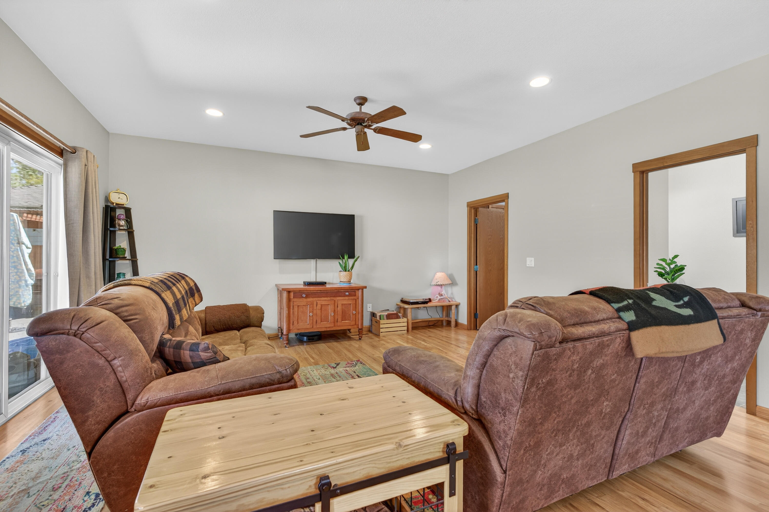 2011 Spruce Way Medford, OR 97501 - Photo 5 of 26 10-10