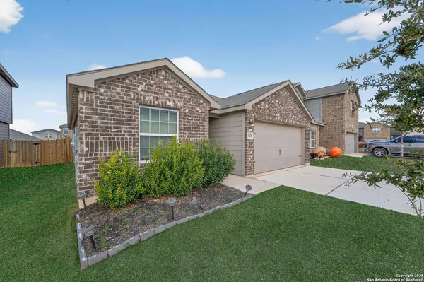 $1,800 | 15115 Jetfire Point, Von Ormy, TX 78073