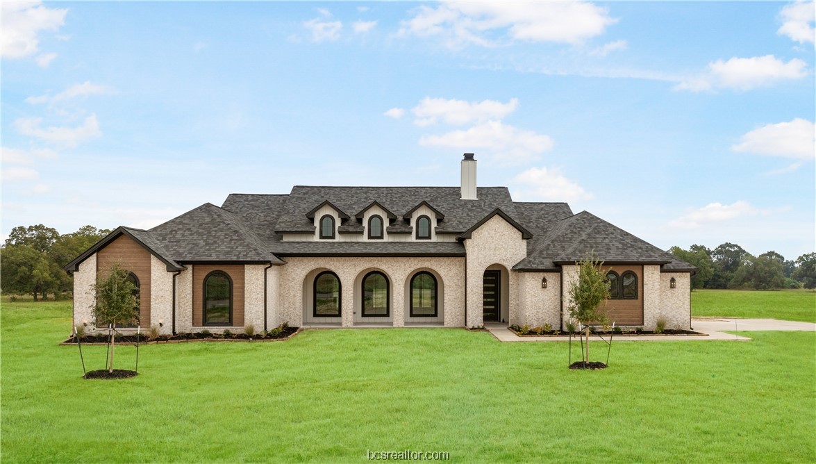 a view of a house with backyard and garden