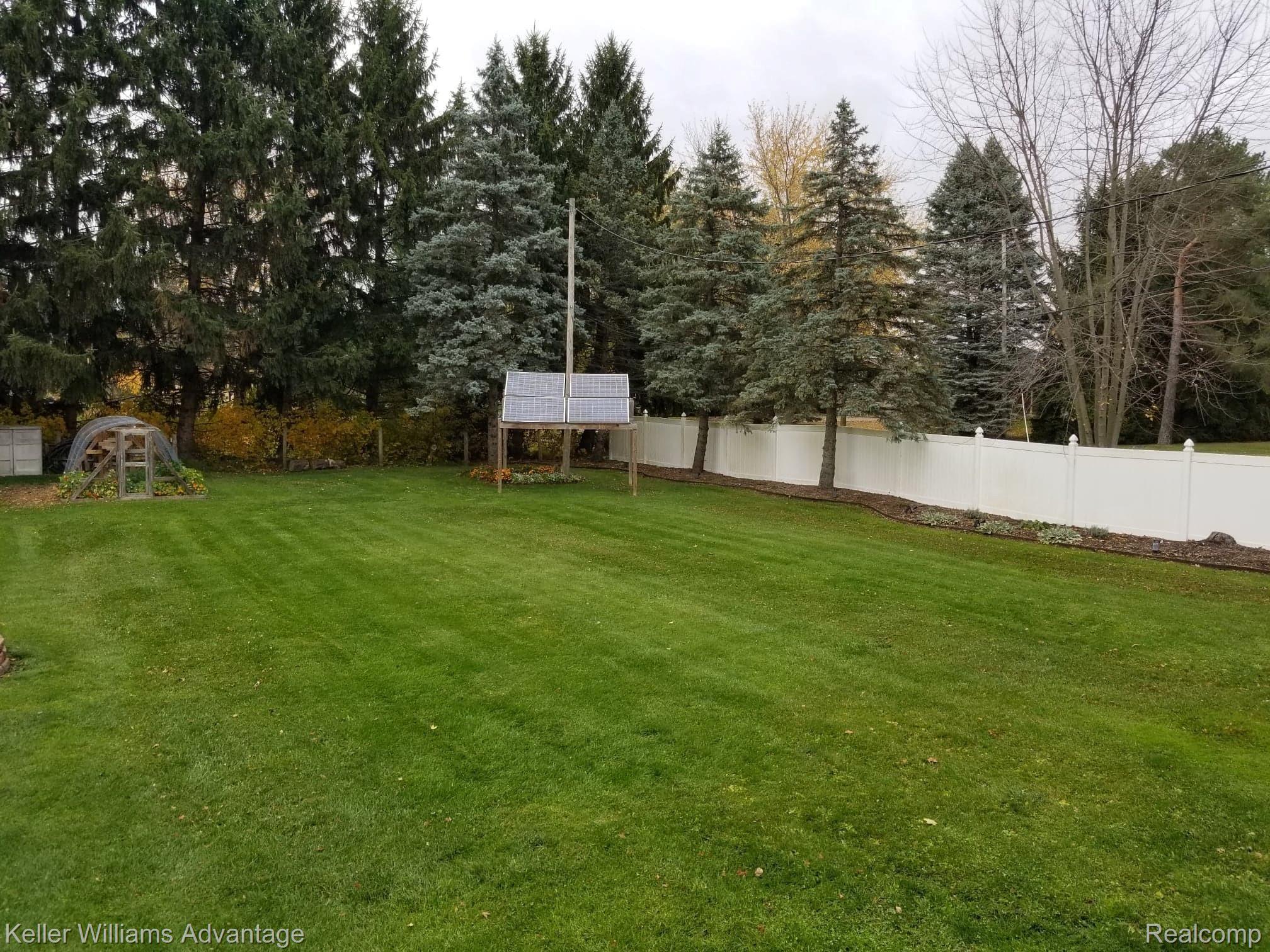 10997 East Prior Road Durand, MI 48429 - Photo 5 of 66 6' Vinyl privacy fence