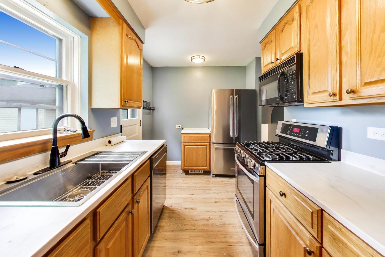 679 Spring Road Elmhurst, IL 60126 - Photo 9 of 28