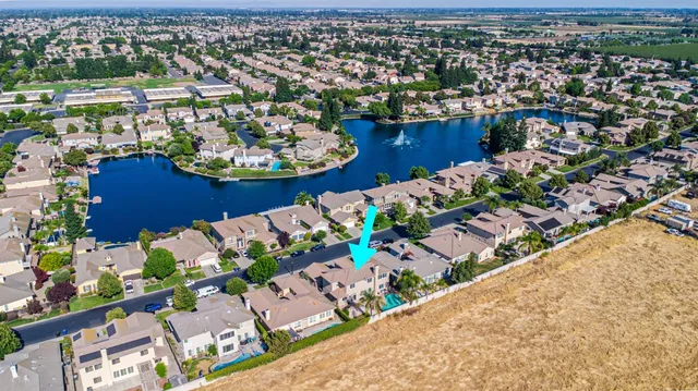a view of entryway with a hall