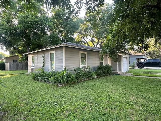 $1,500 | 501 North Travis Street, Granbury, TX 76048