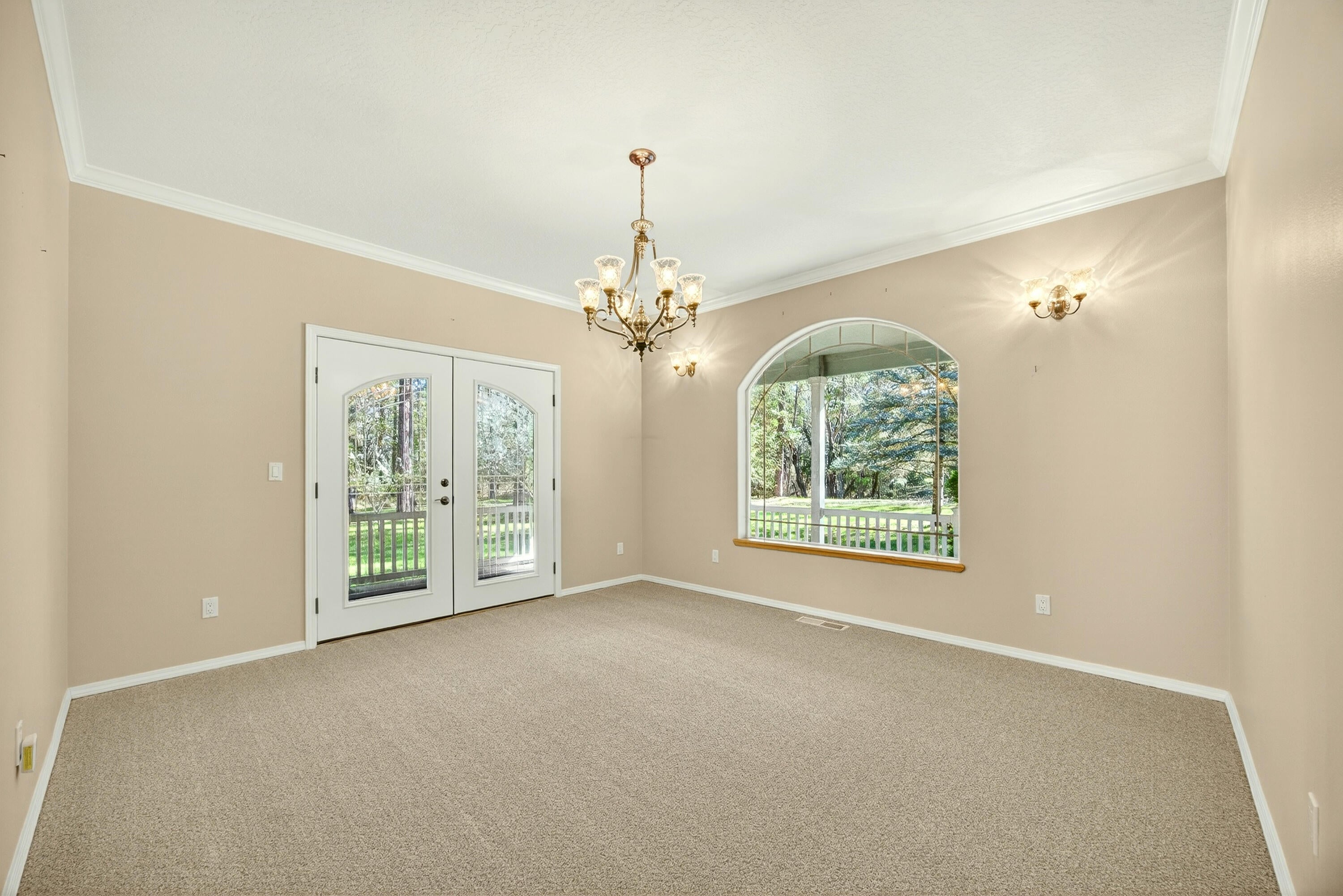 150 Ridgefield Road Grants Pass, OR 97527 - Photo 4 of 34 Formal dining room adjacent to kitchen