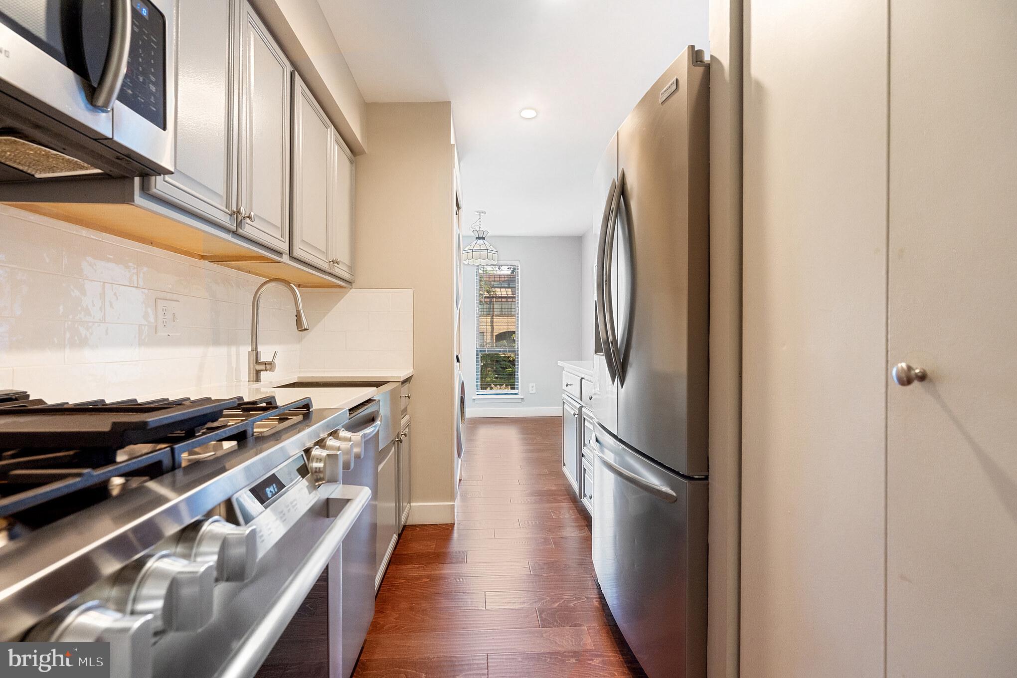 11216 Chestnut Grove Square, Unit 11216220 Reston, VA 20190 - Photo 5 of 18 Updated Kitchen!