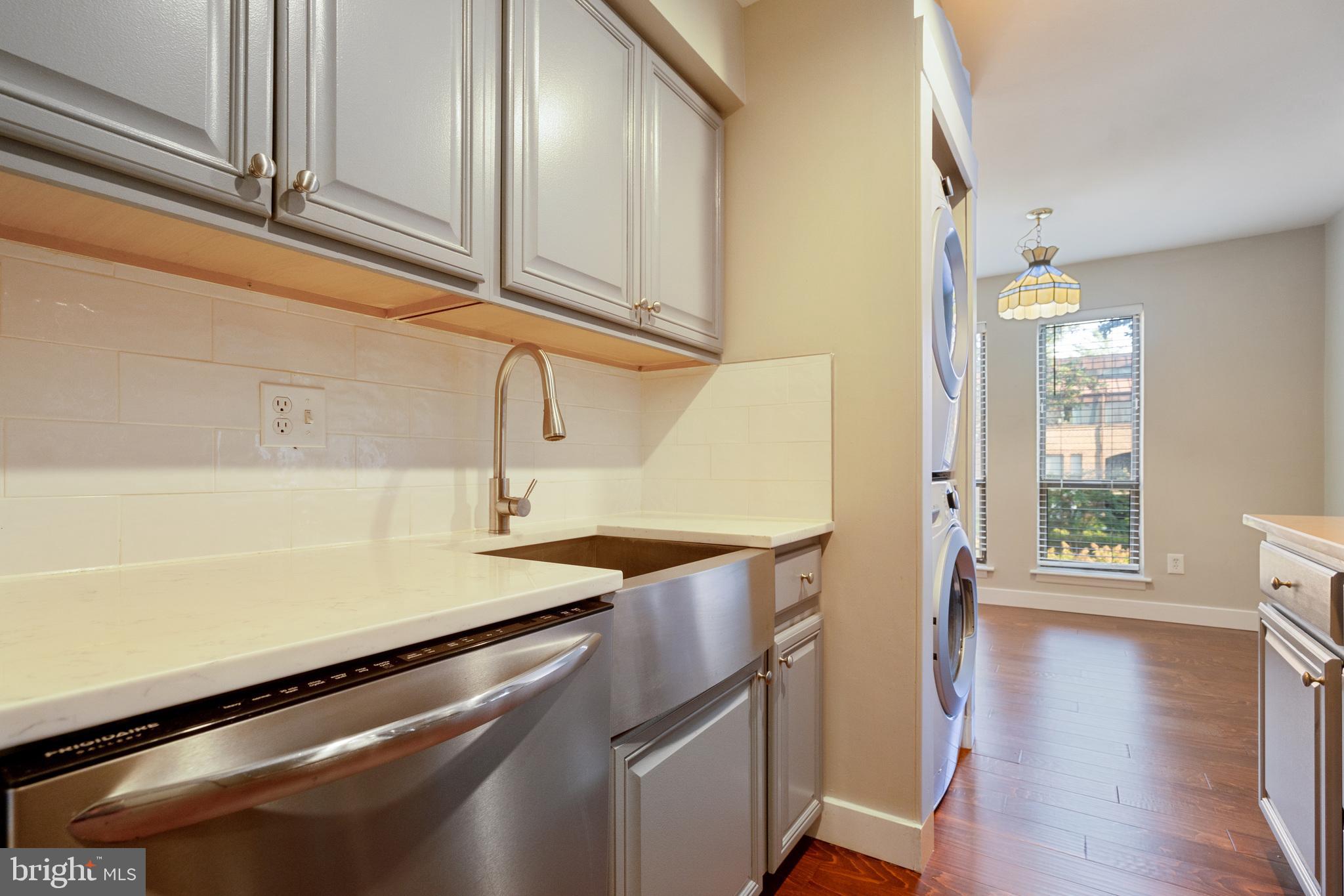 11216 Chestnut Grove Square, Unit 11216220 Reston, VA 20190 - Photo 7 of 18 Newer appliances!