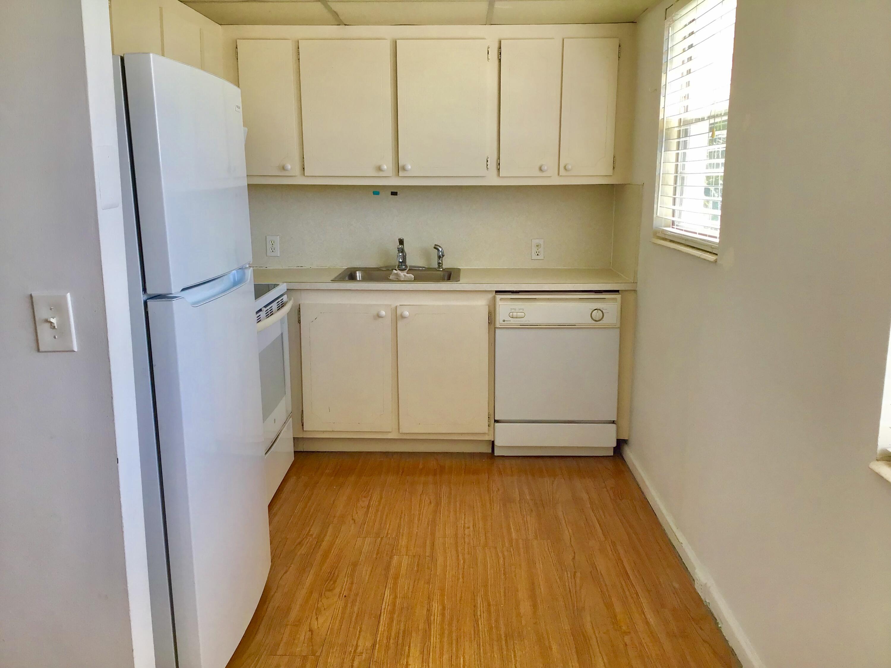 84 Brighton B, Unit 84 Boca Raton, FL 33434 - Photo 2 of 28 a view of cabinets and wooden floor