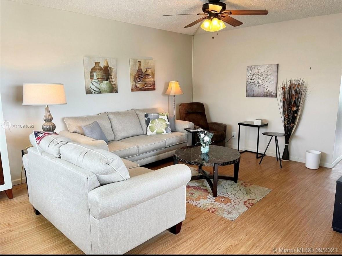 84 Brighton B, Unit 84 Boca Raton, FL 33434 - Photo 9 of 28 a living room with furniture and a lamp