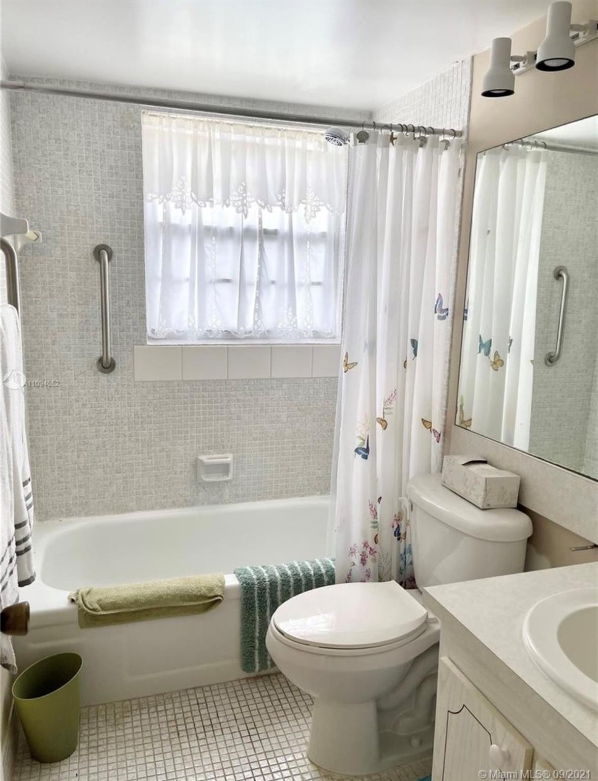 84 Brighton B, Unit 84 Boca Raton, FL 33434 - Photo 10 of 28 a bathroom with a sink toilet and shower